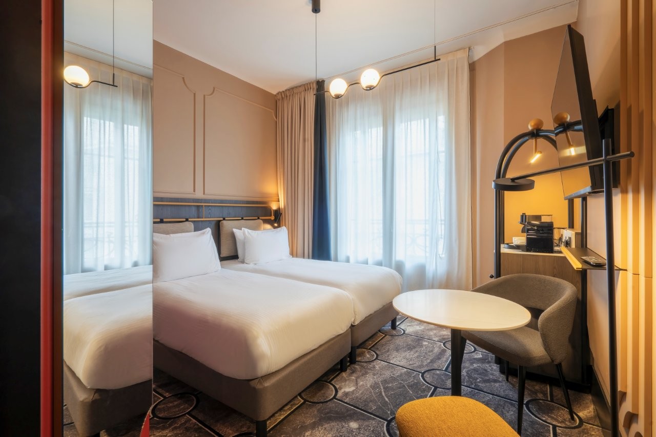 Chambre supérieure avec deux lits simples